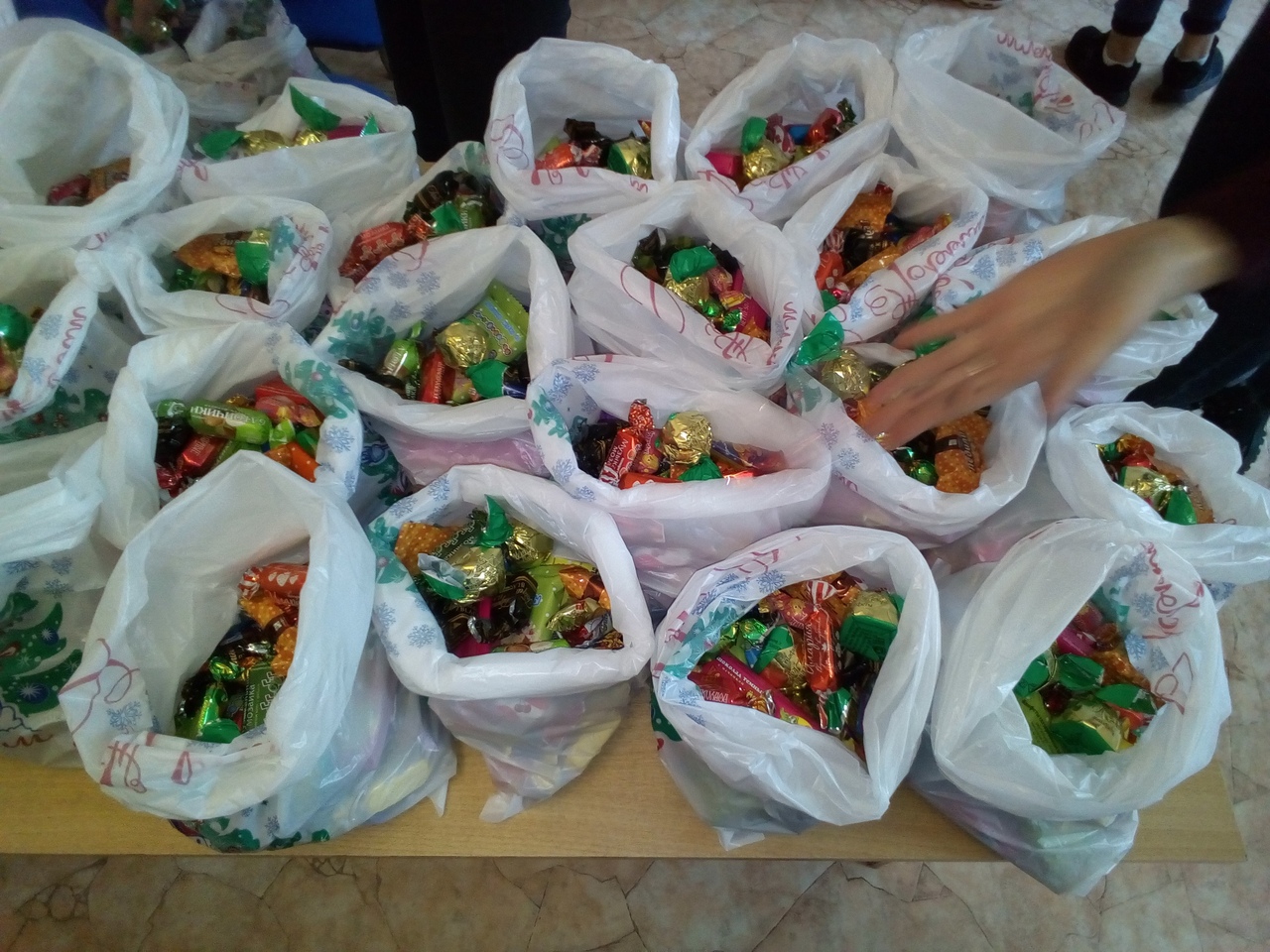 Студенты ВЭК приняли активное участие в приобретении и отправке новогодних подарков детям юго-восточных районов Донецкой и Луганской областей Украины