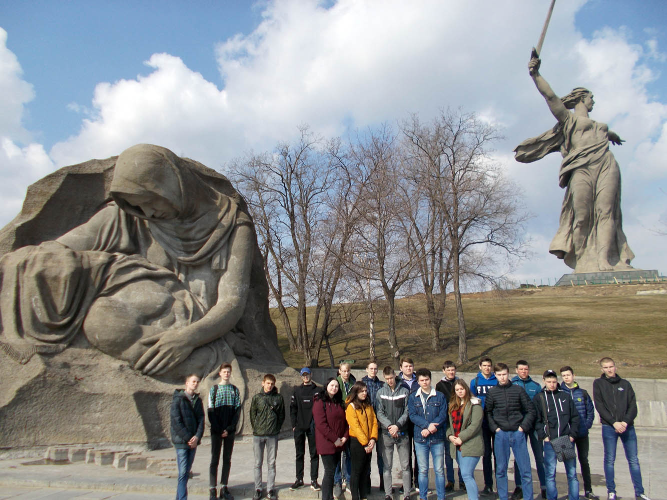 Студенты группы 13.02.07-1-18 на краеведческой прогулке по весеннему Волгограду…