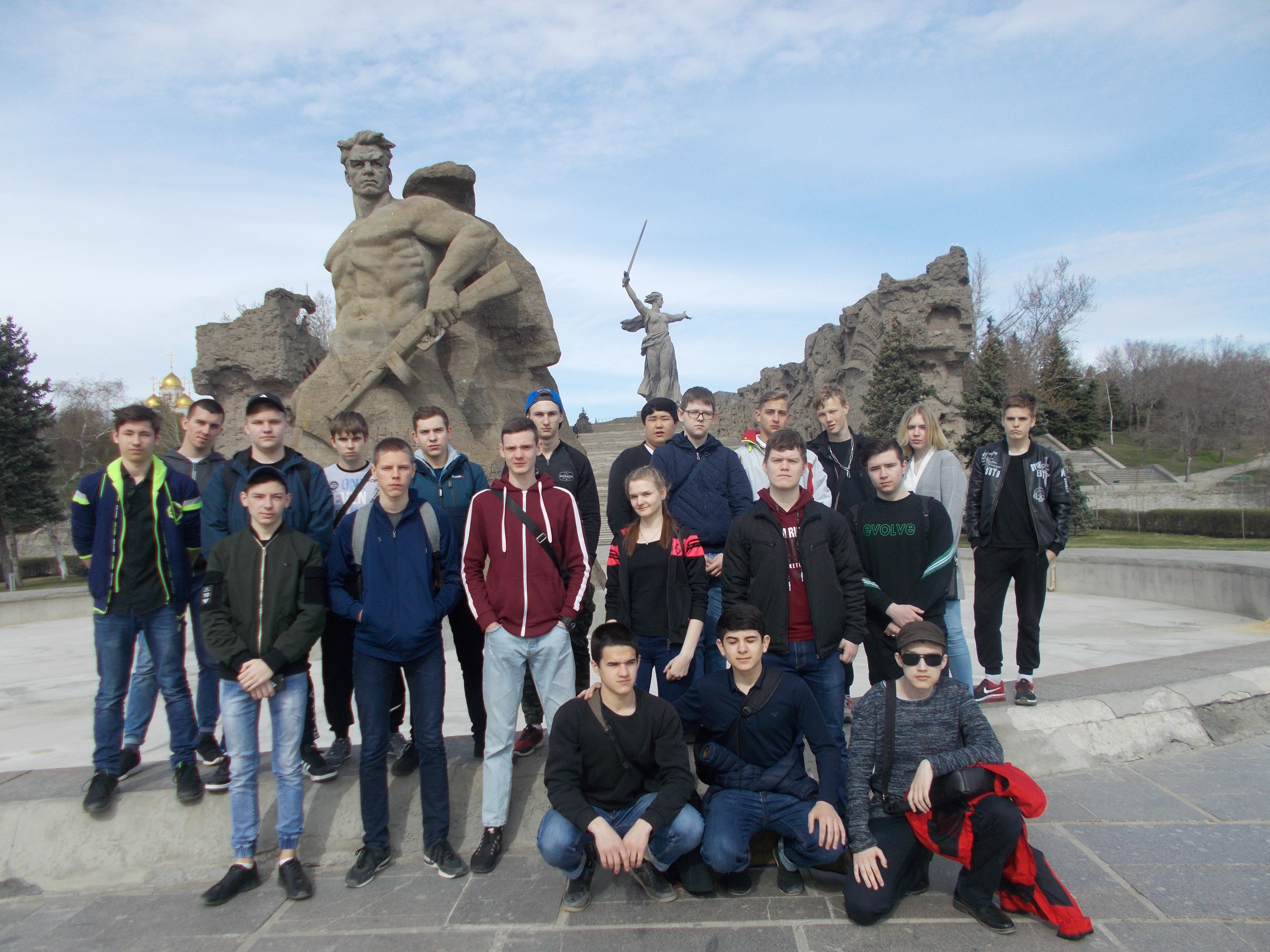 Первокурсники-релейщики на экскурсии окунулись в атмосферу подготовки Волгограда к празднованию дня Победы