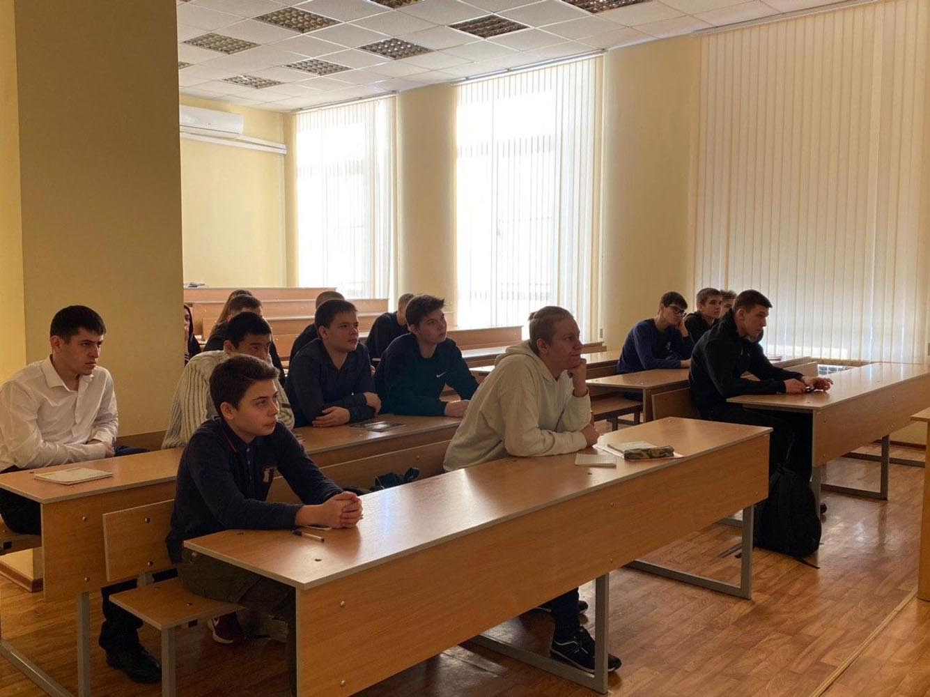В первой половине февраля студенты-первокурсники посмотрели и обсудили фильм, посвящённый великому российскому полководцу А.В. Суворову